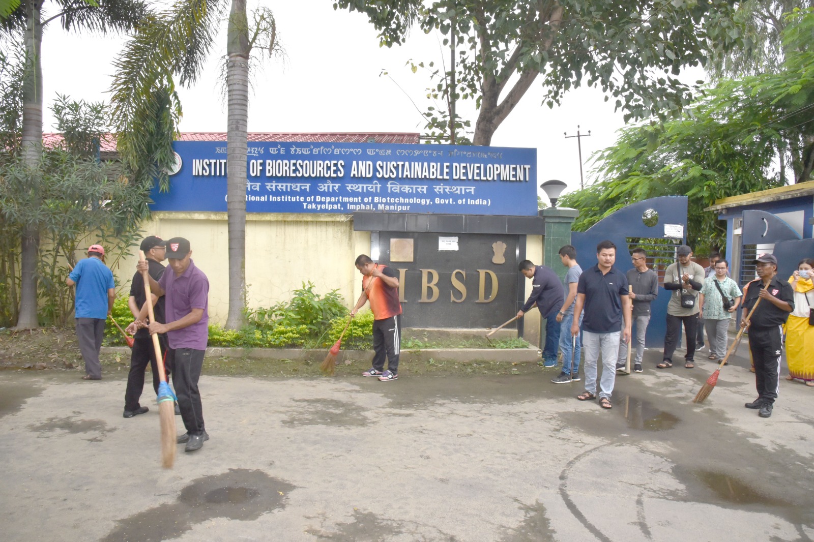 ibsd-staffs-organised-shramdaan-under-swacchata-hi-seva-by-cleaning-the-institute-campus-premises-and-adjoining-areas-on-1st-oct-2023-at-imphal-manipur-